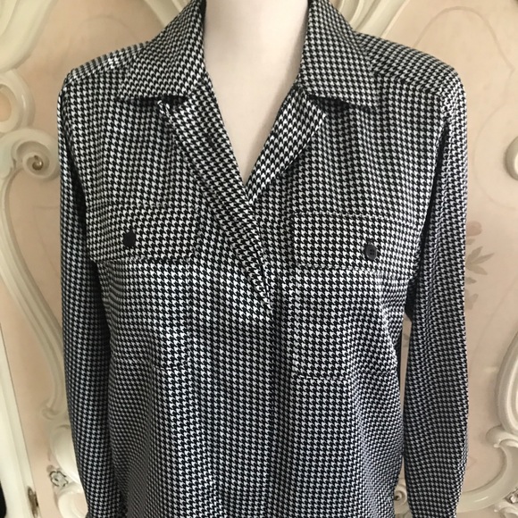 Woman’s blouse by Ivest St. Claire Petites. - Picture 3 of 4